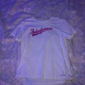 En vit med rosa text peak T-shirt. Inte använt mycket så skicka 9/10. Den är i strl 150 men är som xs. Köpte för ung 150-200kr som ny. 