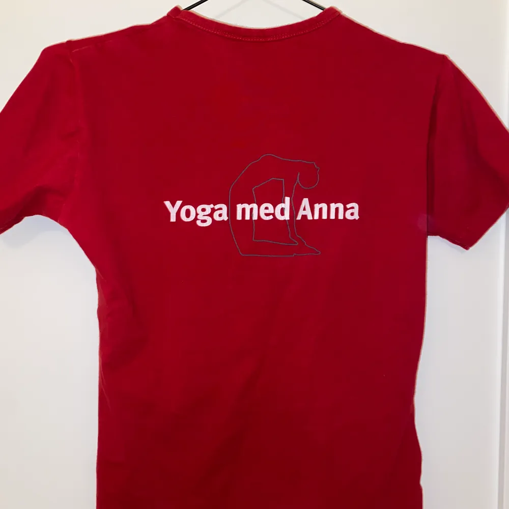 Lite tajtare T-shirt med ett sånt gulligt tryck ”KÄRLEK” på framsidan!!!! På baksidan (sista bilden) står det ”yoga med Anna”. Fin röd färg! Passar. Xs/S (är själv S) ❤️❤️❤️ frakt inkluderad!. Toppar.