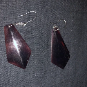 örhängen - fina bruna örhängen som jag tror någon gjort själv, köpta second hand. 