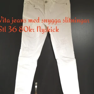 Jeans med snygga slitningar  - I nyskick 