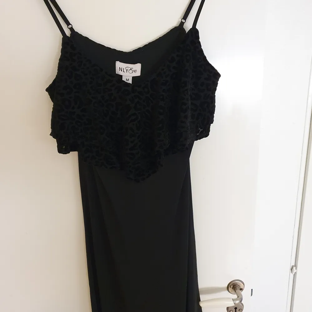 Fin svart klänning i silkigt material. Aldrig använd.. Klänningar.