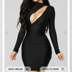 Klänning från fashionnova (NY) - Super fin klänning från fashionnova I storlek M med en fin urringning, materialet är nylon och är väldigt stretchigt med sitter åt kroppen 💕 klänningen har fortfarande prislapp kvar 