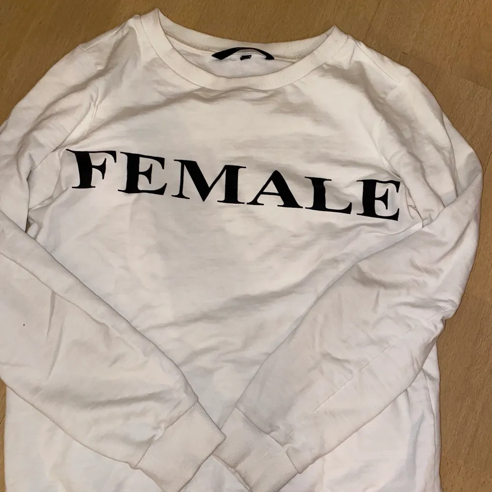 En fin vit sweatshirt med trycket ”Female” storlek XS ifrån Vero Moda, som inte riktigt kommit till användning. Priset går att diskuteras🥰 /Alice. Tröjor & Koftor.