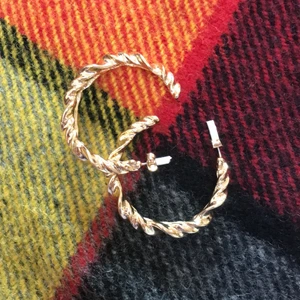 Twisted golden hoop earrings  - Tvinnade hoop-örhängen i guld. (Inte riktigt guld) aldrig använd