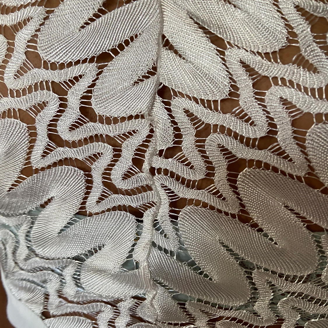 en blus med fina detaljer i ryggen  - 91