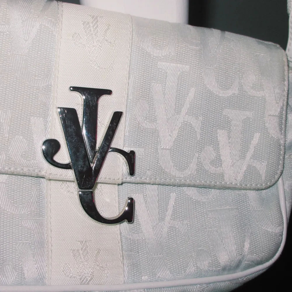 Äkta vintage versace jeans couture väska, bra skick! 🦋  Budas i kommentarerna! . Väskor.