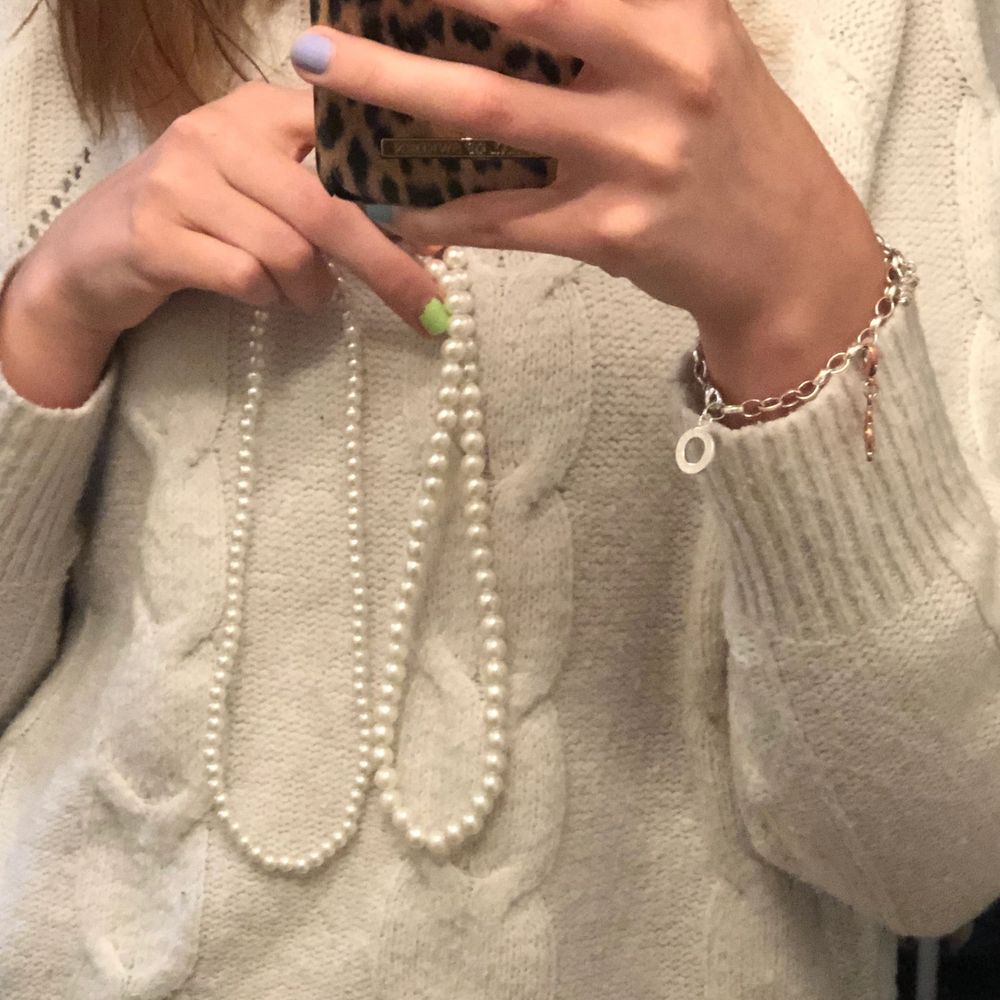 Handgjorda pärlhalsband/armband. Stora pärlor, små pärlor och lila stora pärlor, bra kvalite och noggrant gjorda. 💗 Julklappstips ✌🏻❄️⛄️ 99kr och frakt ingår i de priset 😘 Jag skriver när pärlorna är slut, sålänge jag inte skrivet de finns de kvar. 💗 ( på halsbandet ja har på bilden är väl användt och ett nytt halsband ser inte ut sådär ) . Accessoarer.