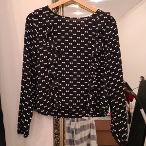 Divided blus stl 40. Passar även 38 - Aldrig använd