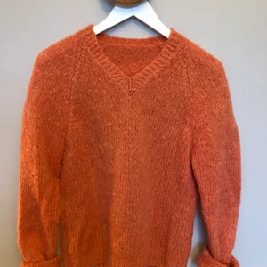 Stickad tröja  - Stickad tröja köpt på secondhand, charmig, och fin rosa ton. Finns inga lappar, troligtvis hemstickad i fint garn. jag har storlek S och den sitter fint! Kan skickas mot betalad frakt eller mötas i Stockholm. 