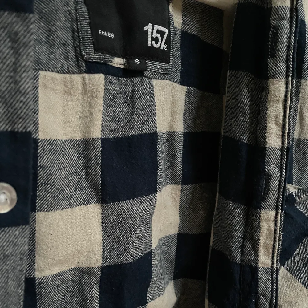 Jättefin skjorta från Lager 157. Perfekt att använda över en annan tröja eller bara som den är. Storlek S. Säljer för 49kr exklusive frakt💞. Skjortor.