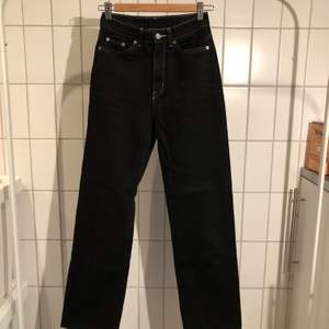 Svarta jeans med vita sömmar. Använda fåtal gånger. Modell: ROW Nypris:500. Köparen står för frakten 😊