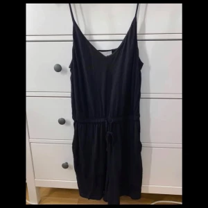 Playsuit - En basic playsuit, använd 1 gång. Bra skick, inget fel på den! Storlek S/M, 40kr