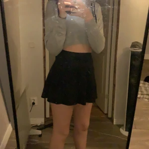 Kjol 146/152 - Tja! Säljer min gamla kjol. Den är svart från hm. Säljer den då den inte passar mig. 146/152 i storlek.