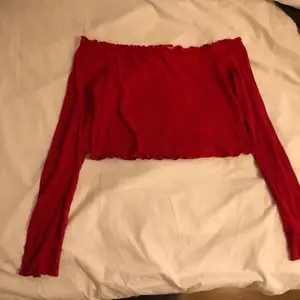 Snygg röd croppad långärmad tröja, den är off shoulder!
