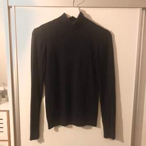 Knappt använd marinblå turtleneck. Bra kvalite och väldigt fin passform. Skulle säga att den både passar en xs och en small.