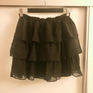 Svart volangkjol - Fin svart volangkjol med prickar.