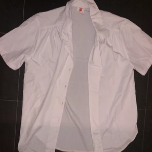 Vit skjorta - Vit skjorta med korta ärmar. Står ingen storlek men skulle säga att den är S. Frakt tillkommer🤪