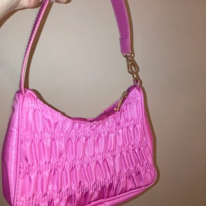 Jättefin rosa väska!  - Knappt använd så den är i nyskick, jättefin rosa färga💓 frakt ingår i priset!