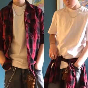 Röd skjorta - En enkel snygg skjorta som är enkel att hänga på sig eller runt midjan. I fint skick, inga flaws. Köp nu!