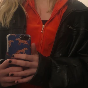 Juicy Coutoure hoodie strl M - Röd/orange äkta juicy coutoure hoodie i gott skick då jag aldrig har använt den. Köpt för ca 1100kr🥰