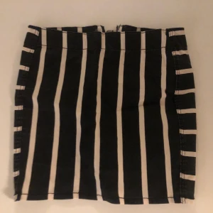 Kjol - Suuper söt kjol som är randig😍 sitter super snyggt och är rätt kort