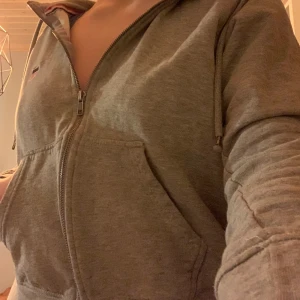  hoddie  - En snygg hoddie med dragkedja som passar bra med lågmidjade byxor och ett snyggt linne (tex) 