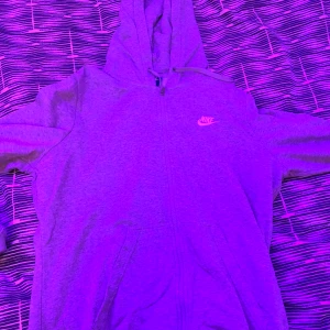 GRÅ NIKE HOODIE - säljer min gråa Nike kofta som är i bra skick. Den har inga skador och är superfin och lite tunn i materialet.