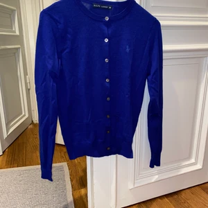 Finstickad tunn kofta från Ralph Lauren - Ralph Lauren kofta. Finstickat material. Djupblå. Knappt använd så väldigt bra skick. Jätteskönt material.
