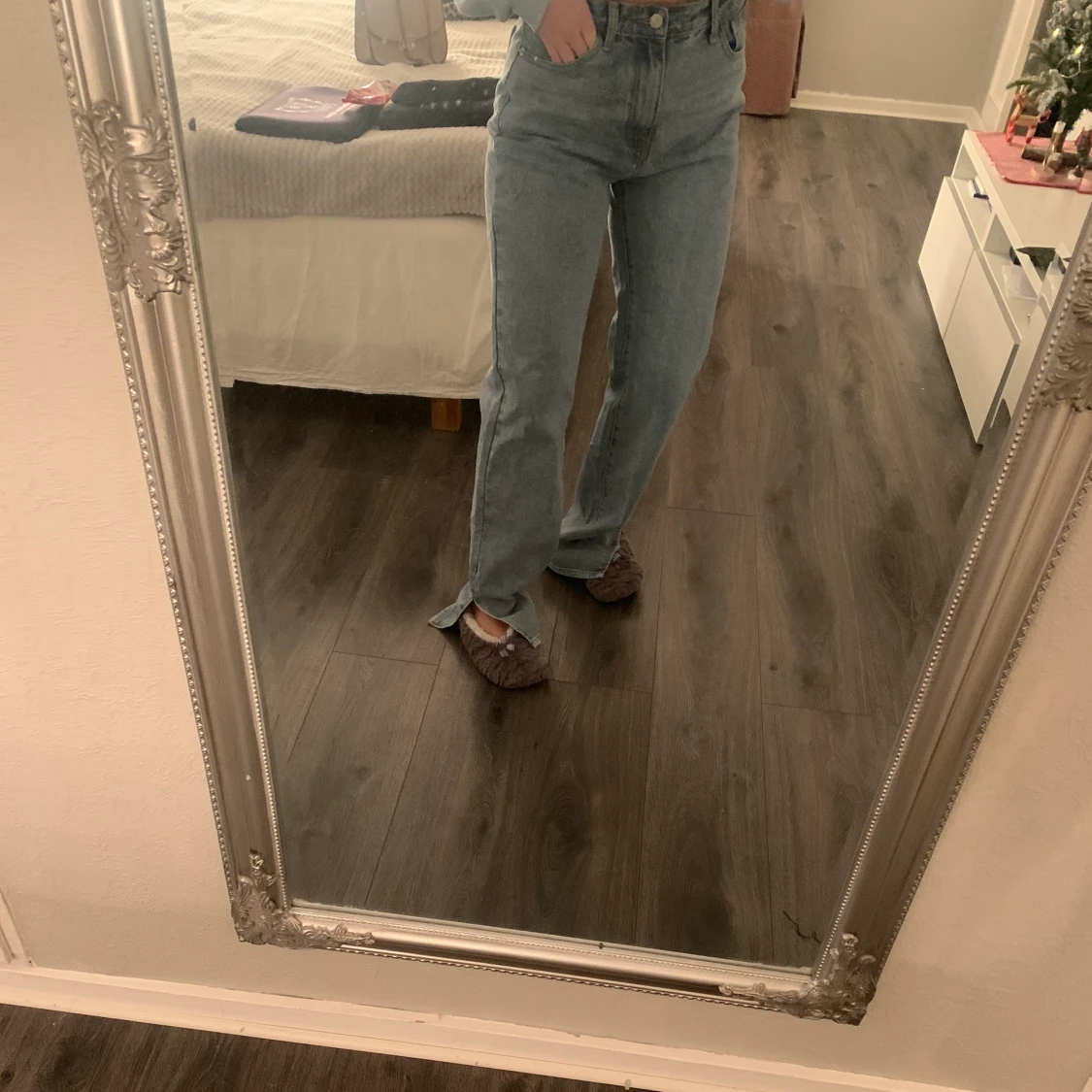 Oanvända jeans med slits  - 91