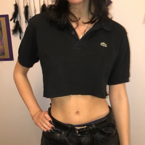 Croppad piké  - Så söt croppad pikétröja från Lacoste! Väldigt bra skick, knappt använd. Den är inte fållad💘