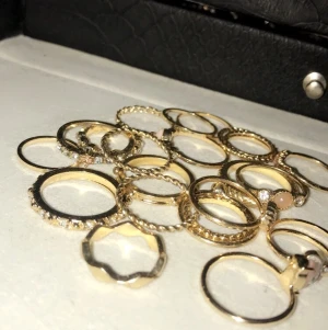 Ringar - 24st ringar i färgen guld  alla tillsammans för 90kr