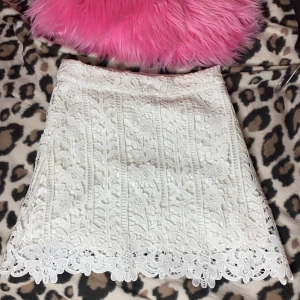 Vit spetskjol Ginatricot, storlek 34 - 🌸 använd 3 gånger ungefär. Köpt på Ginatricot! 💖 Storlek 34 🎀 fin studentkjol/sommarkjol 🛍 Hämta i nacka/ centrala Sthlm eller PostNord 👍🏽