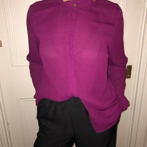 Blus - Blus med prickar.