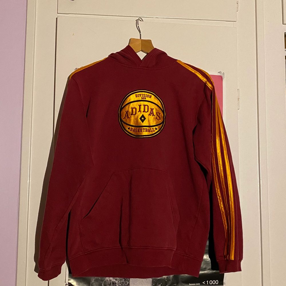 Adidas basket hoodie. Köpt second hand så den är använd men i riktigt bra skick. Har själv inte använt den mycket alls. Storleken är lite oklar men skulle säga xs/s/m beroende på hur man vill att passformen ska vara. Kan skicka fler bilder vid behov.. Huvtröjor & Träningströjor.