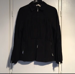  - Äkta mocka jacka med fransar. Gammalt pris 2500kr 