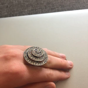 Aldrig använd ring 💫 - Fantastisk fint ring med många vita stenar i silvrig  •Aldrig använd •Storleken kan justeras •Okänt material(metal?) •25 kr+frakt(11 kr) 