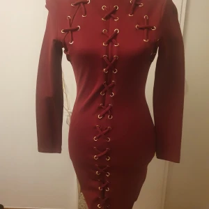 Fashion Nova klänning - Hur snygg klänning från fashionnova som framhäver ens figur💕 storlek M färgen är vinröd