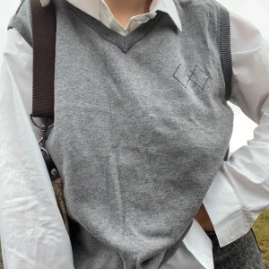 VÄST - Väst med rutig detalj på bröstet i storlek S, men sitter lite oversized. Helt oanvänd (endast testad) och supersnygg med en tröja under eller bara ha den som den är! 150 kr + frakt (ej bud) 💕💕