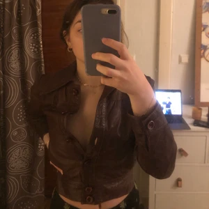 90-tals läderjacka - Vintage jacka från 90-talet, tänk typ nått Rachael i Friends skulle ha på sig. Mörkbrun