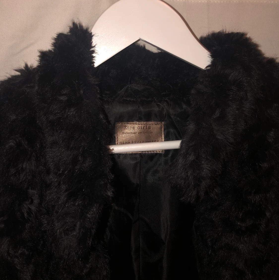 Svart pälsväst från Zara, 100kr.