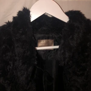 Svart pälsväst från Zara, 100kr. - Svart pälsväst från barnavdelningen på zara, motsvarar en xs-s, jag kan ha den och jag är en M