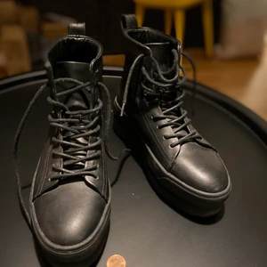 Gram 767 skor boots, kängor, platform stl 38 - Näst intill nya kängor från Gram. Använda vid två tillfällen och tyvärr för små/smala för mig. Älskar dem och kommer själv köpa nya. Pass på!