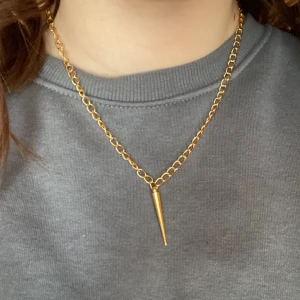 Guldigt halsband - 💛Guldig kedja med en ”spik”💛 I lager: 3 st💛 60 kr inkl frakt💛