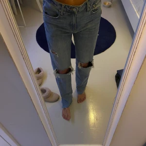 Zara jeans - Jättefina jeans från zara som tyvärr är för stora för mig. Jag är 165 och har xs/s. Jag har klippt av dom men är fortfarande långa om man är ca 170. Har haft dem i ca 1 år och har inte använt dem så mycket så dom är i bra skick. Köpte dem för 500/600, finns inte kvar på hemsidan.