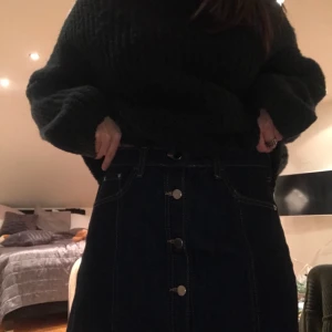 Kjol - Säljer denna jättefina mörkblåa kjol från river island då den inte längre kommer till användning. Skriv för frågor och fynda på!💕💕