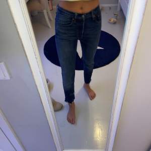 Levis jeans 501 i storlek w26 L32. Jag har dock klippt av dem så de är kortare. Köpta för ca 3 år sen men inte använda på 2 år. Dom är stretchiga så de passar även om man vill ha dom lite tightare.
