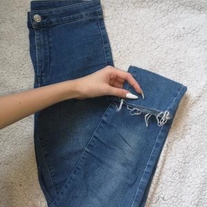Jeans  - Säljer ett par jeans som formar kroppen väldigt bra o känns nästan som tights💕inte använt material. Frakt ingår inte men då du vissa intresse tar ja reda på en rimlig fraktsumma! 