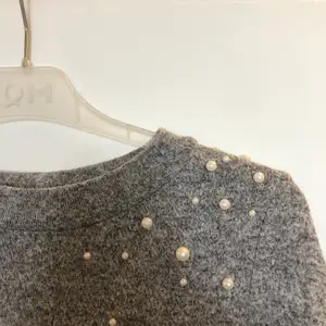 Mysig grå tröja från Gina Tricot i storlek XS. Fina pärldetaljer där fram med lite puffiga armar💕