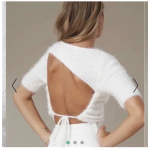 Tröja med öppen rygg🤍 - Tröja med öppen rygg från Hanna Schönbergs kollektion med NAKD🤍 köpt på Plick men kom ej till användning. Väldigt fint skick, storlek S. Lappen är kvar🤍 FRI FRAKT🤍