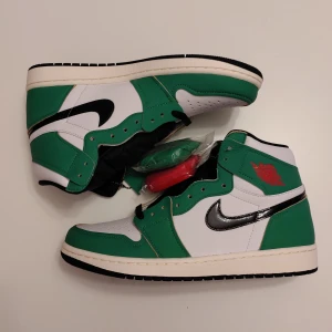 Nike Jordan 1 High Lucky Green (W) - Säljer Jordan 1 Lucky Green (W). Jag har storlek EU41, EU43 inne. Dem är helt nya och oanvända. Köparen står för frakten. Upphämtning i Malmö funkar annars superbra📍30+ refs. 🤗 Kom PM om det är något ni undrar!